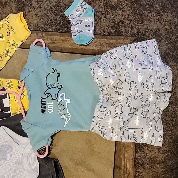 Baby outfit bundle - Picture 2 of 8